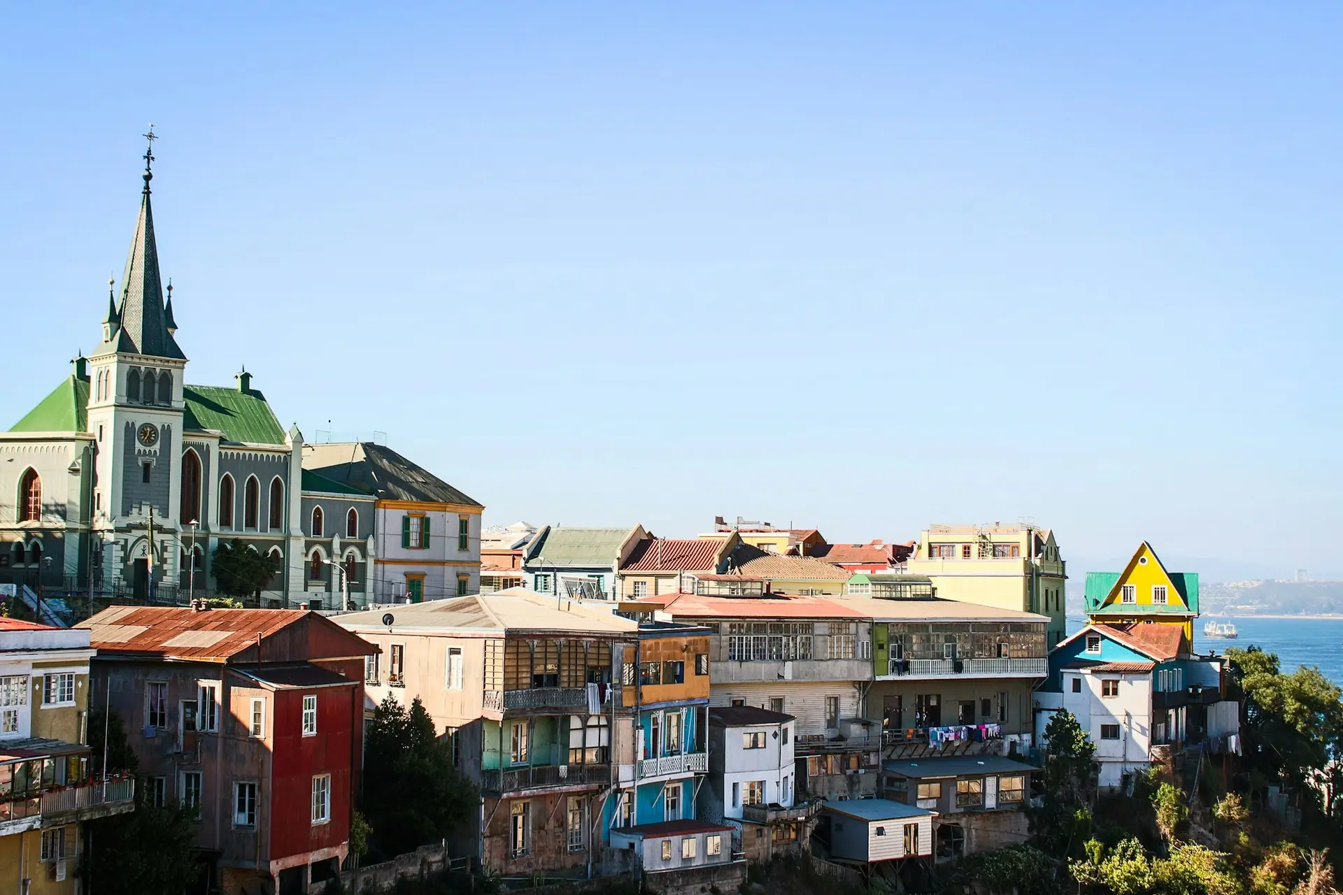 Casas y edificios de Valparaíso bajo el cielo azul