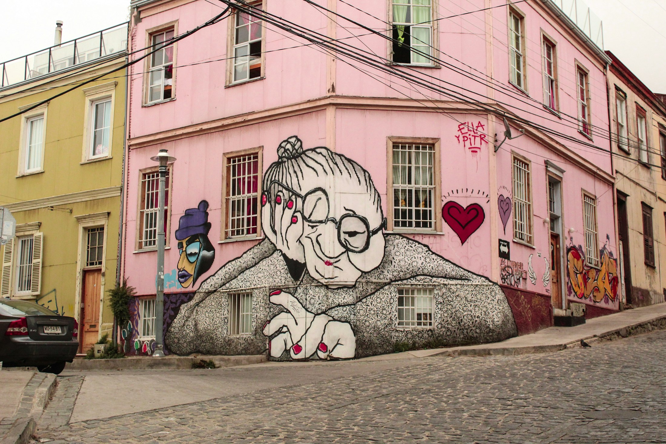Edificio residencial rosa y blanco en Valparaíso